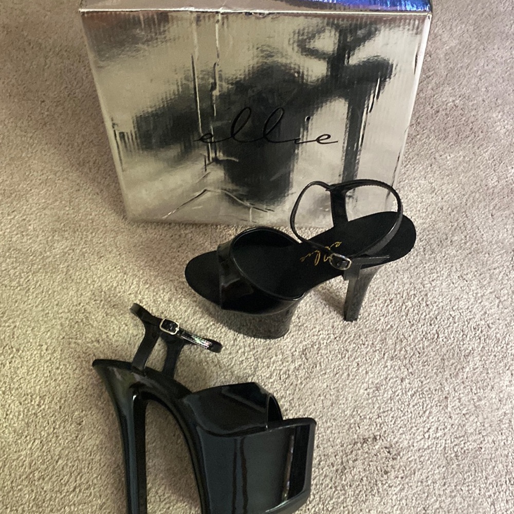 Ellie size 8 black 7” heels.